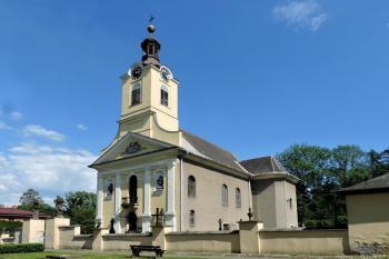 průčelní pohled na kostel z míst, kde stával starší dřevěný kostelík (© Jan P. Štěpánek 05/2014)