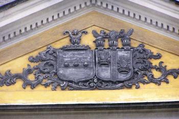 Zdobený alianční erb Coelestů z Colelestynu a Skrbenských z Hříště na průčelí kostela. ( © Jan P. Štěpánek 04/2006)