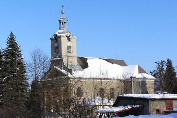 Pohled na kostel cestou k zámku. ( © Jan P. Štěpánek 02/2006)