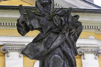 Sochařská výzdoba vstupu do areálu kostela. ( © Jan P. Štěpánek 2005)
