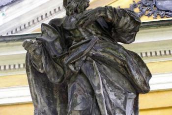 Sochařská výzdoba vstupu do areálu kostela. ( © Jan P. Štěpánek 2005)