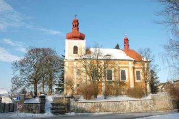 Pohled na kostel od náměstí ( © Aleš Marek 04/2006)