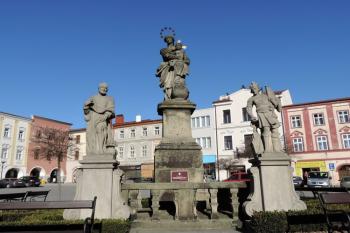 celkový pohled na barokní mariánské sousoší (© Jan P. Štěpánek 02/2014)