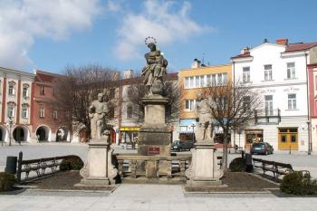 Celkový pohled na barokní sousoší Panny Marie ( © Miroslav BITTER 04/2006)