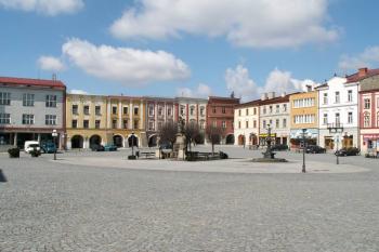 Celkový pohled na Barokní sousoší, které se nachází uprostřed Příborského náměstí ( © Miroslav BITTER 04/2006)