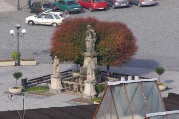 Pohled na mariánské sousoší z věže farního kostela (© Jan P. Štěpánek)