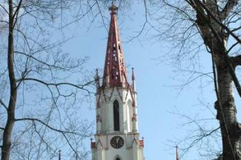 Pohled na kostel z parku, který na na proti kostelu ( © Aleš Marek 04/2006)