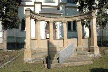 Pomník před kostelem ( © Aleš Marek 04/2006)