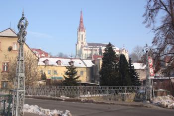 Kostel od jihu, z předmostí secesního mostu přes Jeřici ( © Ivan Grisa 01/2010)