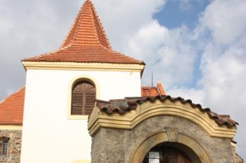Brána na hřbitov a zvonice ( © Ivan Grisa 02/2011)