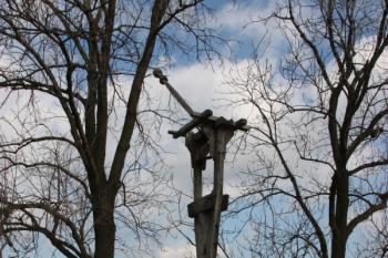 Torso dřevěné zvoničky na východě areálu ( © Ivan Grisa 02/2011)