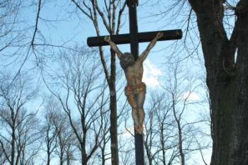 Kříž před kostelem ( © Aleš Marek 04/2006)