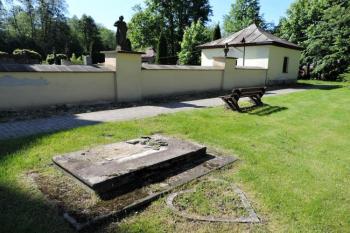 hrobka Coelestů a Skrbenských v nároží hřbitova ( © Jan P. Štěpánek 05/2014)