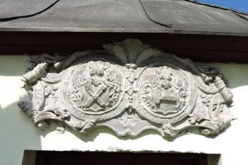 erbovní deska Jiřího sv. p. ze Sain Genois a jeho manželky Františky z roku 1742  ( © Jan P. Štěpánek 05/2014)