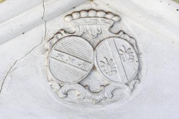 Alianční erb Coelestů a Skrbenských nad vstupem do hrobky. ( © Jan P. Štěpánek 2005, Šlechtická sídla na Frýdecko - Místecku (J. Tichánek a kolektiv))