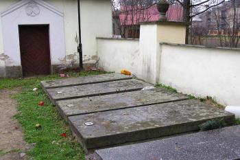 Celkový pohled na náhrobky Spens-Bodenů a Künburgů ( © Jan P. Štěpánek 2005, Šlechtická sídla na Frýdecko - Místecku (J. Tichánek a kolektiv))