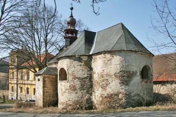 Kaple a zámek ( © Luděk Pitter 04/2006)