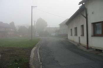cesta,lemující jižní okraj tvrziště /od východu/ (© D Dohňanský, 11/2015)