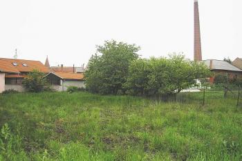 v popředí před stromy je patrný zbytek původního vnitřního okružního valu jádra tvrze ( © Ondřej Štěpánek 06/2006)