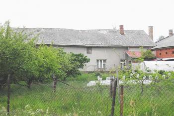 pohled na jádro tvrze (č.p. 223) od jihu, z prostoru bývalého příkopu - dosud notně podmáčené louky ( © Ondřej Štěpánek 06/2006)