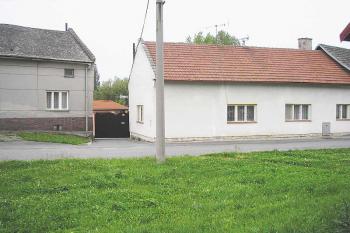 pohled na dodnes zřetelný přechod jádra tvrze (v hraně domu č.p. 223) do bývalého příkopu ( © Ondřej Štěpánek 06/2006)
