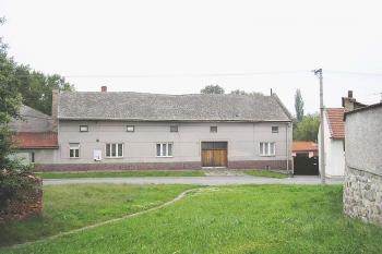 pohled na stavení č.p. 223, v místě jádra tvrze, přes bývalý příkop ( v místech  dnešní silnice) ( © Ondřej Štěpánek 06/2006)