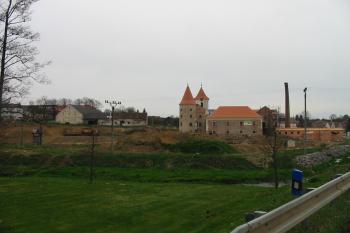 zámek i s totálně rozkopaným parkem od jv. (© D Dohňanský, 04/2016)