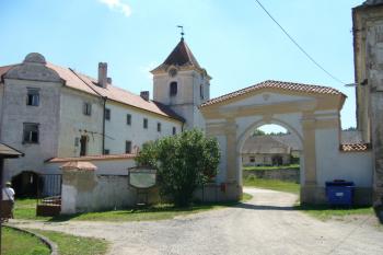 Pohled z návsi (© Jaroslav Šefčík, 03/2009)