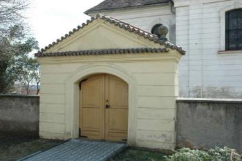 Brána ke kostelu ( © Aleš Marek 04/2006)