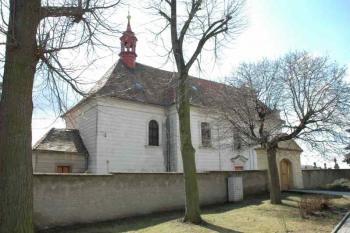 Pohled na kostel z návsi ( © Aleš Marek 04/2006)