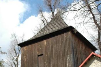 Dřevěná zvonice ( © Aleš Marek 04/2006)