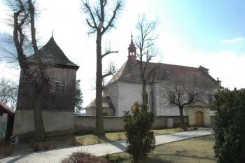 Celkový pohled na kostel se zvonicí ( © Aleš Marek 04/2006)