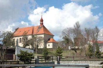 Pohled na kostel ze silnice od Mladé Boleslavi ( © Aleš Marek 04/2006)