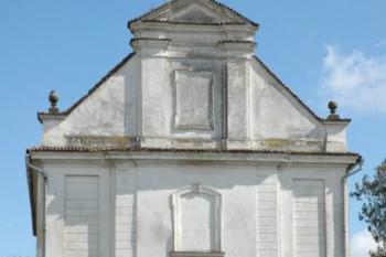 Čelo kostela ( © Aleš Marek 04/2006)