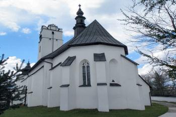 presbyterium s opěrnými pilíři ( © Pavel Zany Komárek 7.5. 2005)