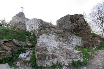 torzo čelní věže s opěráky - pohled od severovýchodu ( © Pavel Zany Komárek 7.5. 2005)