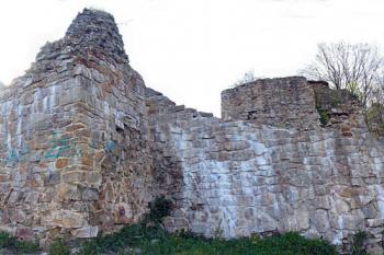 východní průčelí paláce (vlevo) a čelní věže (vpravo ( © Pavel Zany Komárek 7.5. 2005)