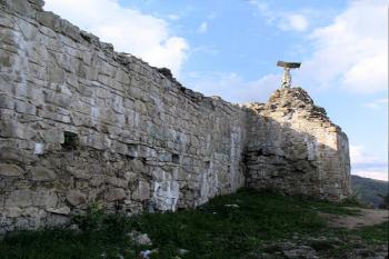 východní průčelí paláce s opěrným pilířem ( © Pavel Zany Komárek 7.5. 2005)