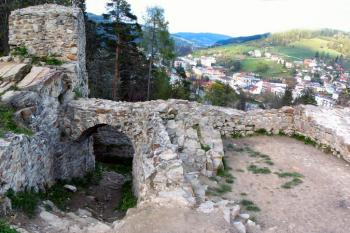 vstup do suterénu čelní věže a základy přilehlé místnosti paláce ( © Pavel Zany Komárek 7.5. 2005)