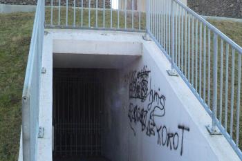 vstup k hlavní rozvodně pod rozhlednou (© Jan Bobek, 10/2010)