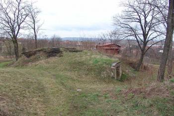 Centrální pahorek od jihovýchodu ( © Roman Řezáč 04/2006)
