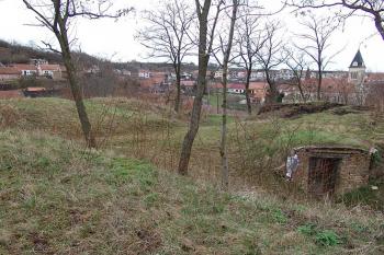 Zbytky valu (vlevo) a příkop mezi valem a jádrem (vpravo) ( © Roman Řezáč 04/2006)