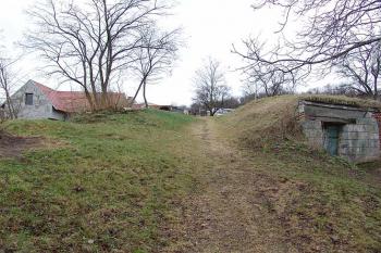 Zdvojený příkop na východě, možná přístupová cesta ( © Roman Řezáč 04/2006)