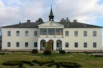 v současnosti je již před zámkem krásný parčík (© D Dohňanský, 03/2014)
