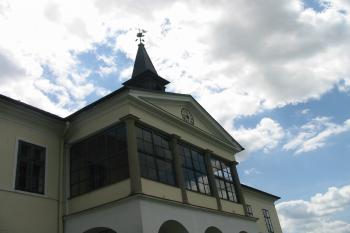 prosklená terasa nad hlavním vstupem (© D Dohňanský, 06/2015)