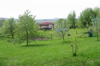 pohled na centrální,méně výrazný pahorek tvrze,altánek je přímo na jádře (© D Dohňanský, 05/2015)