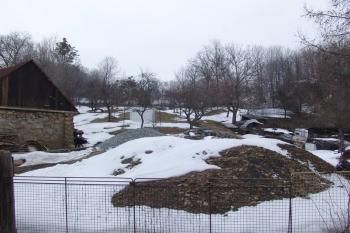 Místo tvrze dle M.Plačka, pohled na zahradu, v jejíž horní části stávala zřejmě tvrz ( © Roman Řezáč 03/2006)