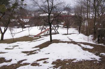 Lokalita tvrze dle M. Plačka ( © Jan P. Štěpánek 04/2006)