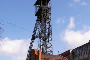 Těžní věž a budova Jámy Jindřich ( © Jan P. Štěpánek 04/2006)