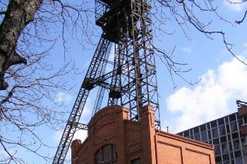 Těžní věž a budova Jámy Jindřich ( © Jan P. Štěpánek 04/2006)
